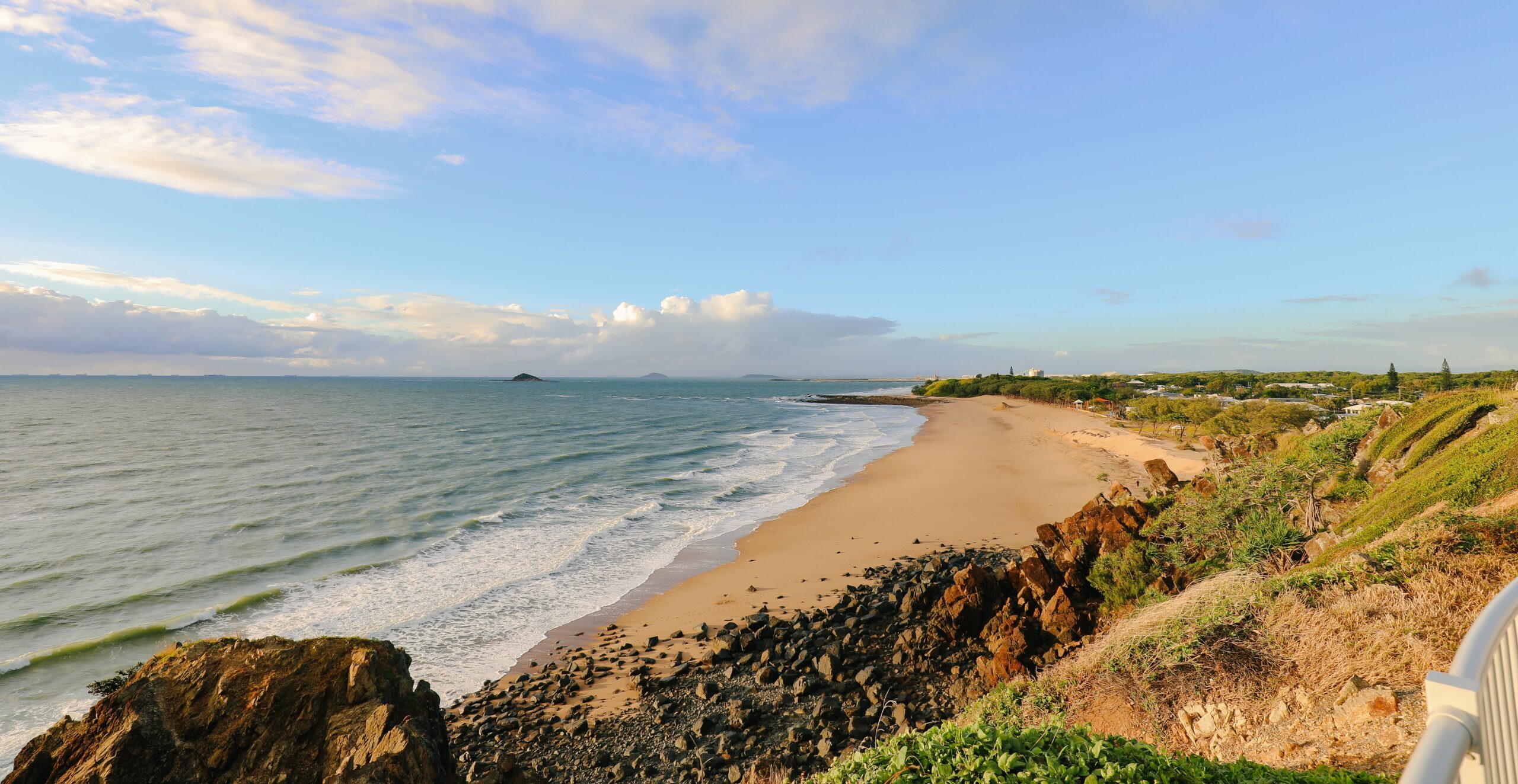 OVERLOOKING LAMBERTS BEACH The Seabreeze Hotel Mackay